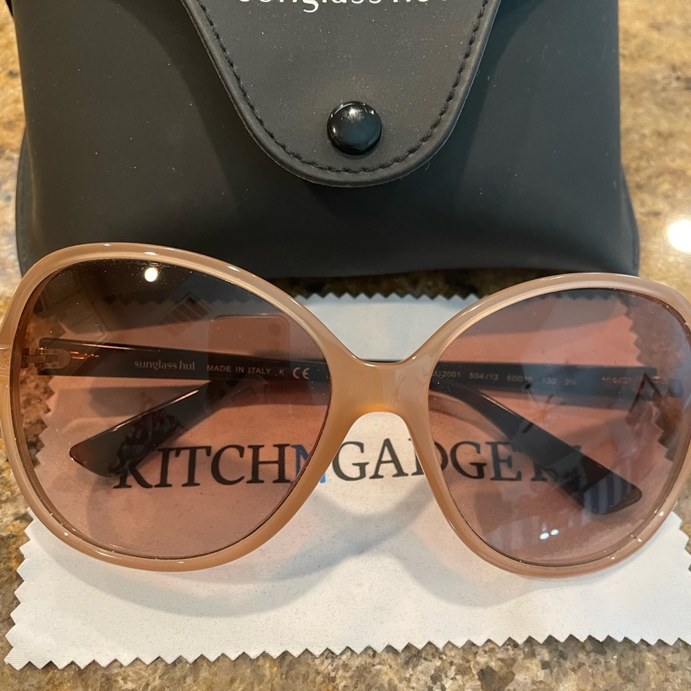 Sunglasses hut
